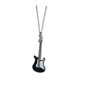 Siyah - Metal Gitar Kolye – 60 cm Zincir – Rock / Metal Aksesuar (Gümüş)