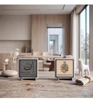 10x10 cm İkili Stantlı Bakara Suresi 153 Ayeti ve Orijinal Metinli Bismillâhirrahmânirrahîm Ofis Masaları İçin Değerli Bir Hatıra Seçeneği 10x10 cm, Pudra - Kül Gri