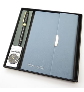 Signator® Codex  N338 Kişiye Özel Defterli Set - İsme Özel Siyah Kalem + İsme Özel Açık Mavi Defter + İsme Özel Gümüş Çakmak  İsme Özel Kutusunda Hediyelik Set (Karışık)