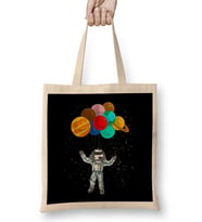 Astronaut In Space Flying With Planet Balloons Bez Çanta Uzun Saplı