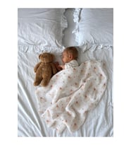 2 KATLI ORGANİK BEBEK MÜSLİN ÖRTÜ %100 PAMUK NEFES ALAN ÇOK AMAÇLI KUNDAK B