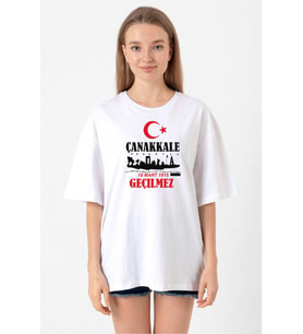 18 Mart Çanakkale Geçilmez Beyaz Kadın Oversize Tshirt