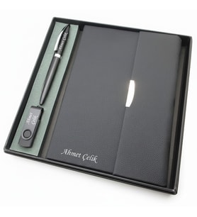 Signator® Codex  N383 Kişiye Özel Defterli Set - İsme Özel Siyah Kalem + İsme Özel Siyah Defter+ İsme Özel 32 GB Usb Bellek  İsme Özel Kutusunda Hediyelik Set (Karışık)