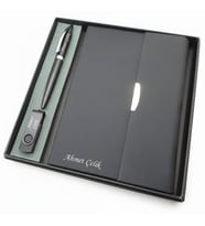 Signator® Codex  N383 Kişiye Özel Defterli Set - İsme Özel Siyah Kalem + İsme Özel Siyah Defter+ İsme Özel 32 GB Usb Bellek  İsme Özel Kutusunda Hediyelik Set (Karışık)