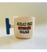 Kişiye Özel Anlat Sen Seversin Yalanı Baskılı Mavi Kulplu T Kupa (Beyaz)