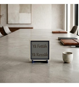 “Yâ Fettâh Yâ Rezzâk” Hat Yazılı Dekoratif Obje, İş ve Yaşam Alanlarında Bereket Temasını Yansıtan Zarif Standlı Aksesuar 10x10 cm