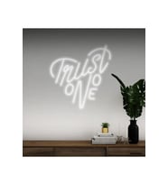Trust No One Yazılı Neon Tabela