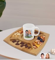 BK Gift Kişiye Özel Evleniyoruz Karikatürlü Beyaz Kupa ve Doğal Masif Ahşap 4 Bölmeli Sunum Tabağı Çerezlik Hediye Seti-3