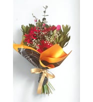 Siyah Buket Kağıdında Kırmızı Gerbera ve Okaliptus