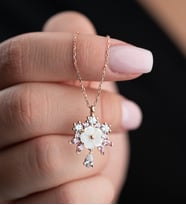 925 Ayar Gümüş Rose Kaplama Pembe Beyaz Taşlı Manolya Çiçeği Kolye