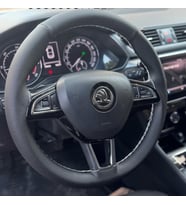 DİKİŞLİ DİREKSİYON KILIFI 2 PARÇA NOKTA / SİYAH DERİ BEYAZ DİKİŞLİ SKODA OCTAVİA SÜPERB