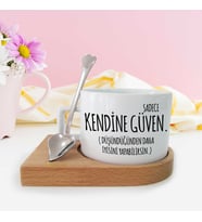 Kendine Güven Temalı Ahşap Altlıklı Kahve Fincanı