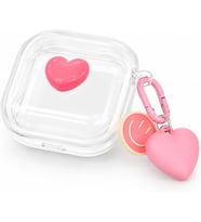 Samsung Galaxy Buds 4 / Buds 4 Pro ile Uyumlu HeartPop 3D Kalpli Şeffaf Kulaklık Kılıfı – Pembe Karabinalı, Kalp ve Smiley Charm Aksesuarlı Koruyucu Kulaklık Kabı