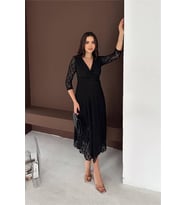 Neşeli butik kadın siyah kruvaze yaka midi boy esnek kumaş dantel elbise