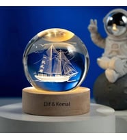 Kişiye Özel Işıklı Ahşap Kaideli Yelkenli Gemi Temalı Cam Küre 8*6cm (Karışık)