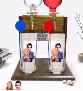 BK Gift Kişiye Özel Renkli Baskılı Sevgililer Karikatürlü İkili Vodka Bardağı ve Çift Musluklu Doğal Ahşap Vodka Standı-89 (Model 1)