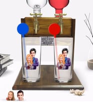 BK Gift Kişiye Özel Renkli Baskılı Sevgililer Karikatürlü İkili Vodka Bardağı ve Çift Musluklu Doğal Ahşap Vodka Standı-89 (Model 1)