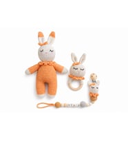 El Yapımı Amigurumi Tavşan Bebek Seti – Organik Pamuk, Diş Kaşıyıcı ve Emzik Askılı (Turuncu-Sarı-Kahverengi-Beyaz)