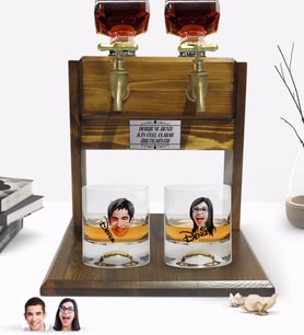 BK Gift Kişiye Özel Renkli Baskılı Erkek ve Kadın Karikatürlü İkili Viski Bardağı ve Çift Musluklu Doğal Ahşap Viski Standı-9 (Model 1)