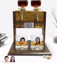 BK Gift Kişiye Özel Renkli Baskılı Erkek ve Kadın Karikatürlü İkili Viski Bardağı ve Çift Musluklu Doğal Ahşap Viski Standı-9 (Model 1)