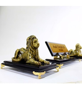 Kişiye Özel Tasarım Çift Aslan Gold Premium Cam Masaüstü İsimlik - Çift Aslan İsimlik Hediye Aslan