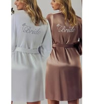 BEYAZ VE PUDRA BRIDE BASKILI KEMERLİ SABAHLIK-ÜST GİYİM- O GÜNÜ EN ÖZEL HİSSET VE HEP O DUYGUYU YAŞA (Pembe)