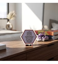 Estetik Hamsa motifli masaüstü dekoru, minimalist dekorasyon anlayışınızı tamamlayan özgün ve modern parça 10x10 cm, Mor