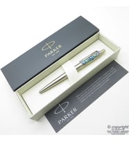 Parker Sanatsal Çizimli Tükenmez Kalem  Benzersiz üründür. Yalnızca bir adet bulunmaktadır (Karışık)