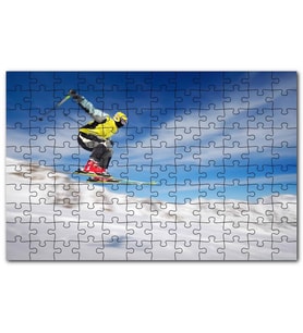 Cakapuzzle Sarı ve Beyaz Ceketli Spor Kayakçı Puzzle Yapboz MDF (Ahşap) (120 Parça)