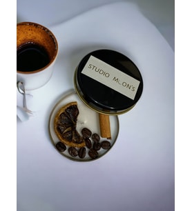 Studio Moon's Tarçın & Sandal Ağacı Kokulu Metal Kutu Mum %100 Doğal Soya Wax Mumu