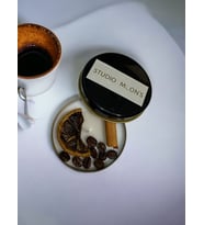 Studio Moon's Tarçın & Sandal Ağacı Kokulu Metal Kutu Mum %100 Doğal Soya Wax Mumu