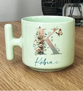 Kişiye Özel Çiçekli Kelebekli K Harfli Hediye Pastel T Kupa İsimli İsim Yazılı (Yeşil)