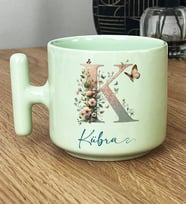 Kişiye Özel Çiçekli Kelebekli K Harfli Hediye Pastel T Kupa İsimli İsim Yazılı (Yeşil)