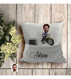 BK Gift Kişiye Özel Motorcu Karikatür Tasarımlı Organizer Kumanda ve Atıştırmalık Cepli Gri Kırlent Yastık- 1 Arkadaşa Hediye, Cepli Yastık