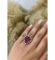 Dikenli Kırmızı Kalp Gotik Yüzük – Tutku, Acı ve Aşkın Gücünün Simgesi