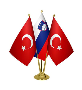 Masa Üstü Slovenya Bayrağı Türk Bayrağı Üçlü Pirinç Direk Masa Bayrak Seti