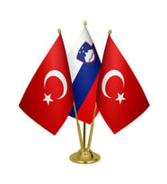 Masa Üstü Slovenya Bayrağı Türk Bayrağı Üçlü Pirinç Direk Masa Bayrak Seti