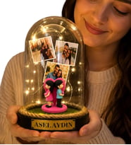 Kişiye Özel Yazılı ve 3 Fotoğraflı Led Işıklı Fanus Sırt Sırta Sevgili Biblosu