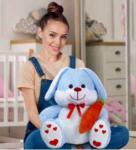 80  cm Elinde Havuç Tutan Tavşan (Mavi)