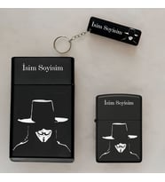 V for Vandetta Desenli İsimli Çakmak,Metal Tabaka ve Anahtarlık Hediye Seti S38 (Siyah)
