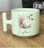 Kişiye Özel Çiçekli Kelebekli C Harfli Hediye Pastel T Kupa İsimli İsim Yazılı (Yeşil)