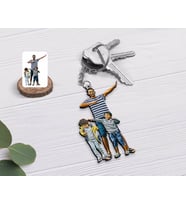 BK Gift Kişiye Özel Tam Boy Baba ve Oğullar Karikatürlü Ahşap Anahtarlık-1 (Beyaz)
