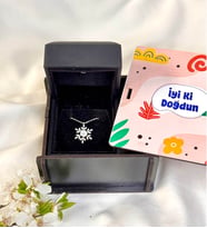 Doğum Günü Hediyesi Baskılı Ahşap ve Işıklı Kutusunda Kar Tanesi Manolya 925 Ayar Gümüş Kadın Kolye