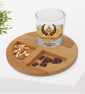 BK Gift Kişiye Özel Çelenk Baş Harfli İsimli Viski Bardağı ve Doğal Masif Ahşap Yuvarlak Sunum Tabağı Çerezlik Hediye Seti-1