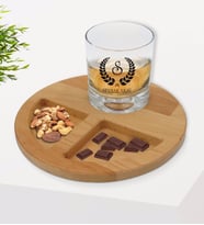 BK Gift Kişiye Özel Çelenk Baş Harfli İsimli Viski Bardağı ve Doğal Masif Ahşap Yuvarlak Sunum Tabağı Çerezlik Hediye Seti-1