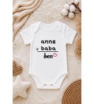 Anne Baba Ben Yazılı Bebek Zıbını – Aile Temalı Kalpli Kısa Kollu Bebek Body