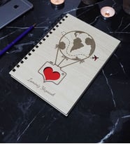 Kişiye Özel Uçan Balon Desenli Ahşap Kapaklı Defter - İsme Özel -  A5 60 Yaprak (120 SAYFA) (Kırmızı)