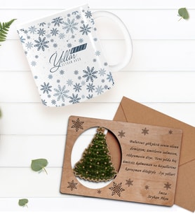 BK Gift Kişiye Özel Mutlu Yıllar Kupa Bardak ve Retro Ahşap Yılbaşı Tebrik Kartı Hediye Seti-7 (Sarı)