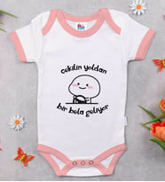 BK Kids Bir Bela Geliyor Tasarımlı Pembe Bebek Body Zıbın-1