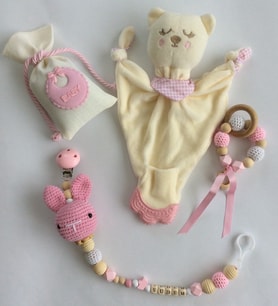 Hoşgeldin Bebek, Yenidoğan Kız Bebek, Uyku Arkadaşım İsimli Emzik Askısı Hediye Seti